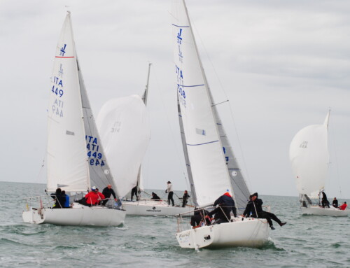 Il J24 Five for Fighting al comando del Campionato d’Autunno 2026 a Marina di Carrara.